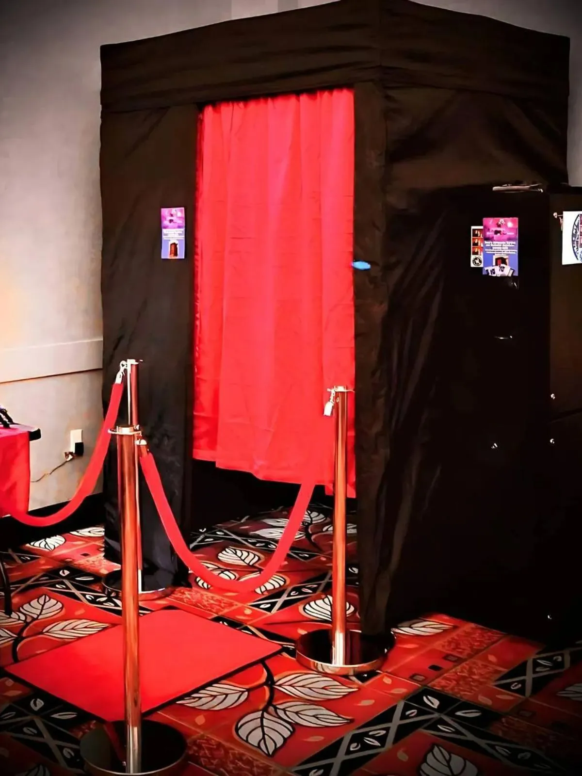 Aurora Enclosed Photo Booth Features