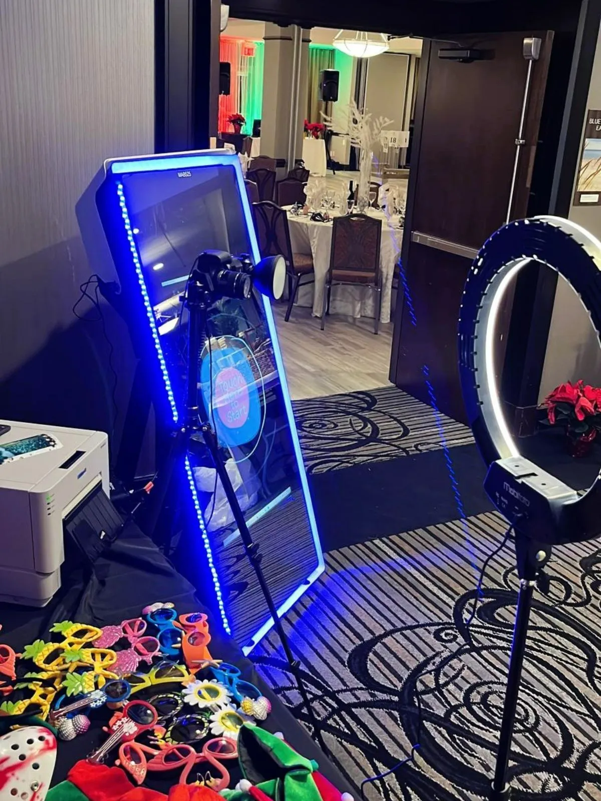 Belleville Mirror Me Photo Booth Features