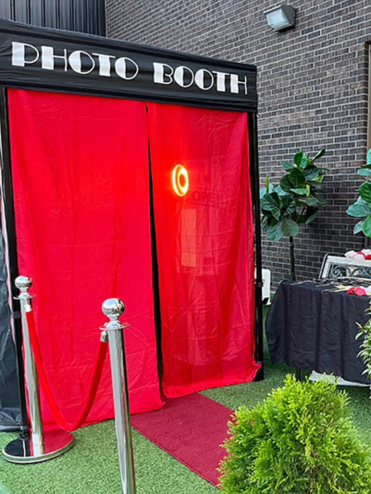 Niagara Falls Enclosed Photo Booth Features