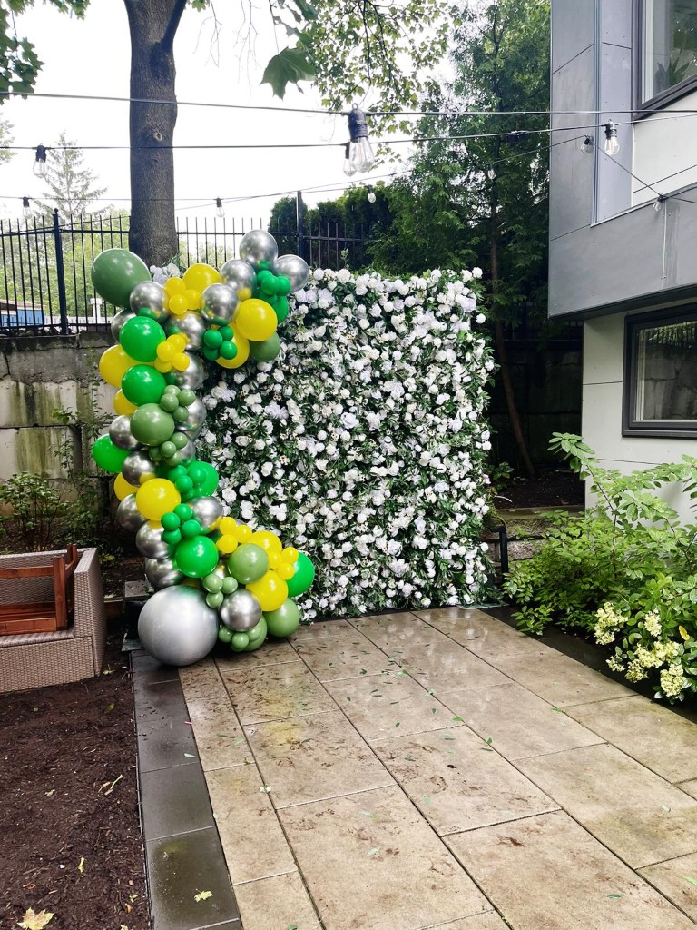Bracebridge balloon decor framing a flower wall